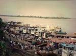 O movimentado porto de Iquitos, na beira do rio Amazonas, no Peru (foto de Julho de 1990)